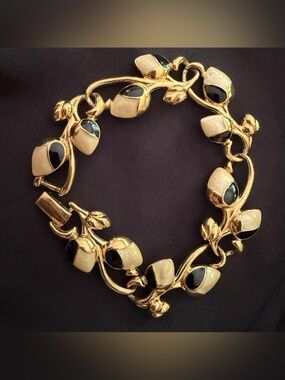 ✨ Authentic Mid-Century Signed Trifari Enamel Leaf & Acorn Bracelet ✨